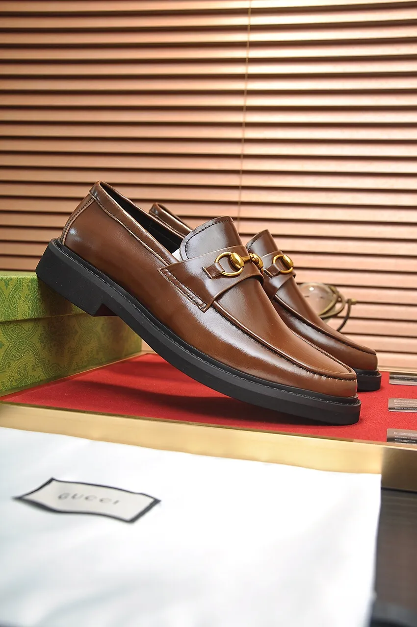Men's shoes💰540💶Italy's top luxury men's shoe giant (GUCCI) (Gucci) (full cowhide lining) new arrival🍃Original European style🔰 Pleasant to the eye😍In order to make the shoes more durable and non-deformable🌀The production continues to follow traditional methods but there is still no lack of innovation💪Choose original sheepskin for the leather♻️ Smooth and natural And extra bright ⭐Made of imported cowhide, the first choice of rich people 38-45 (45 customized)